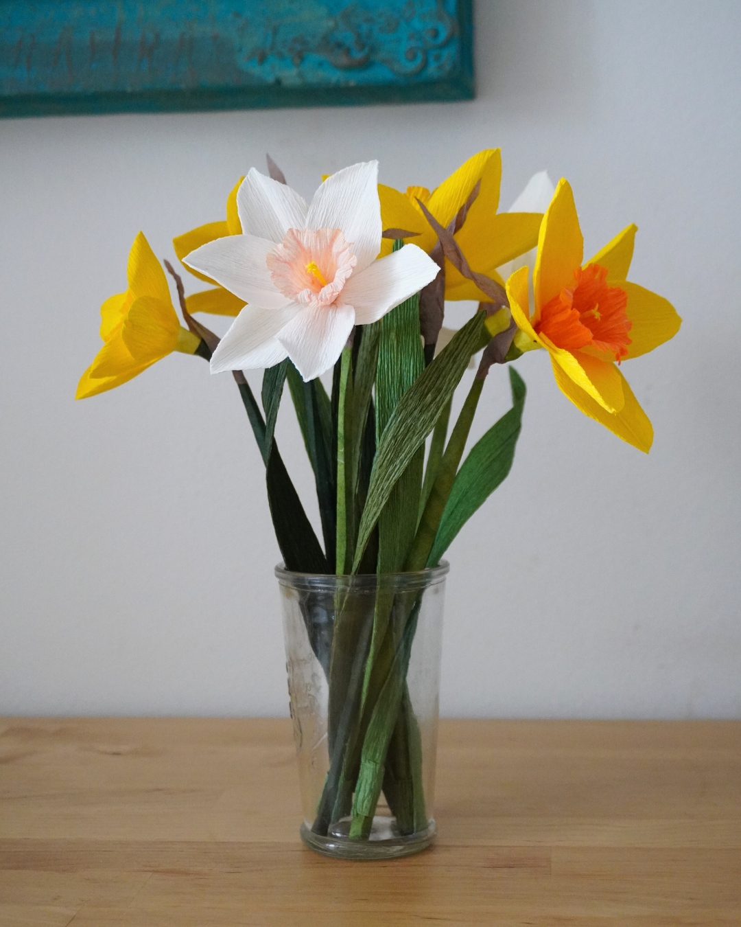 Kytice různobarevných narcisů